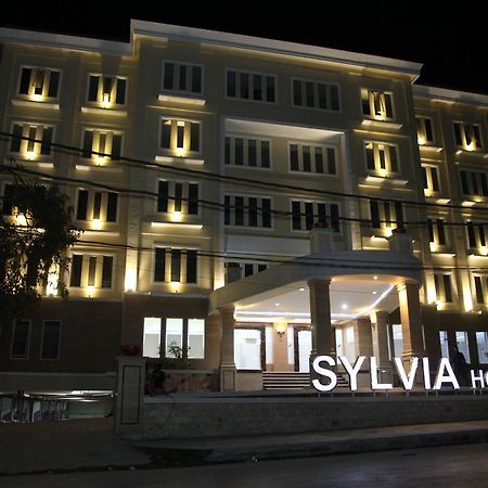 Sylvia Hotel Premier Kupang Kupang  Exterior foto