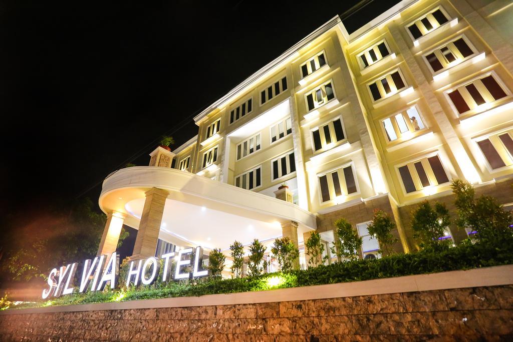 Sylvia Hotel Premier Kupang Kupang  Exterior foto